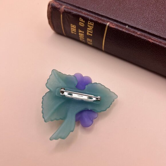 Vintage 1980s Signed Avon Violet Flower Brooch with Faux Pearls - Picture 5 of 8